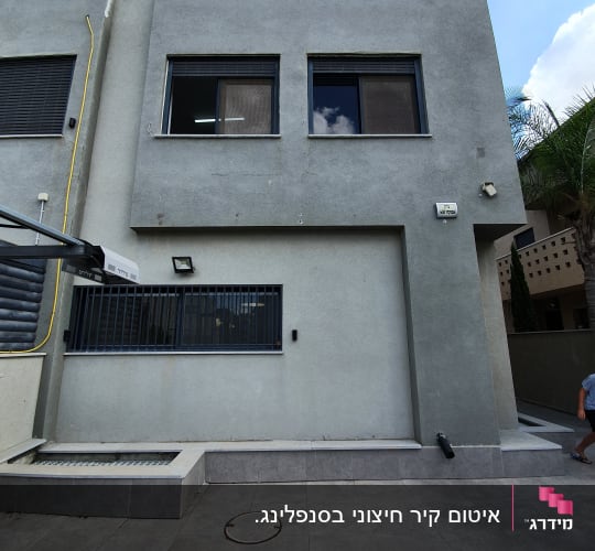 קיר חיצוני עם חלונות, צינור ופתח ניקוז